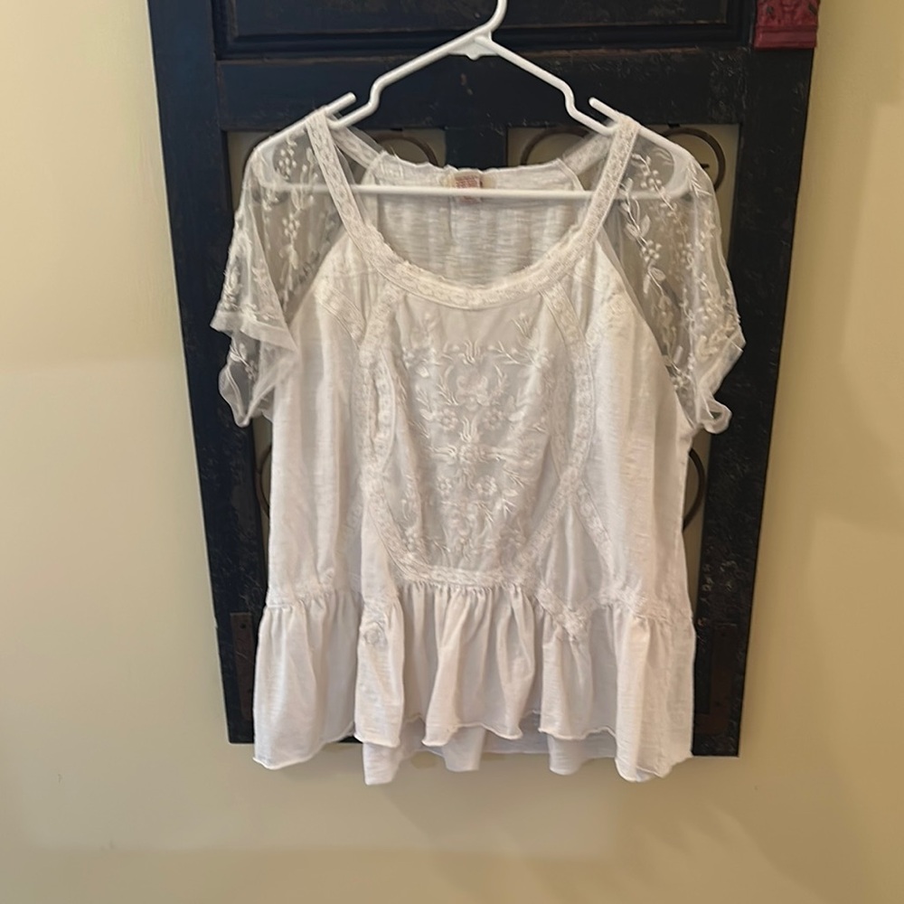 Sundance White Ruffled Short Sleeve top